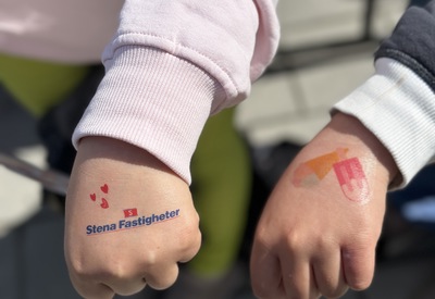 Händer med fina gnuggisar med ikoner från Stena Fastigheter