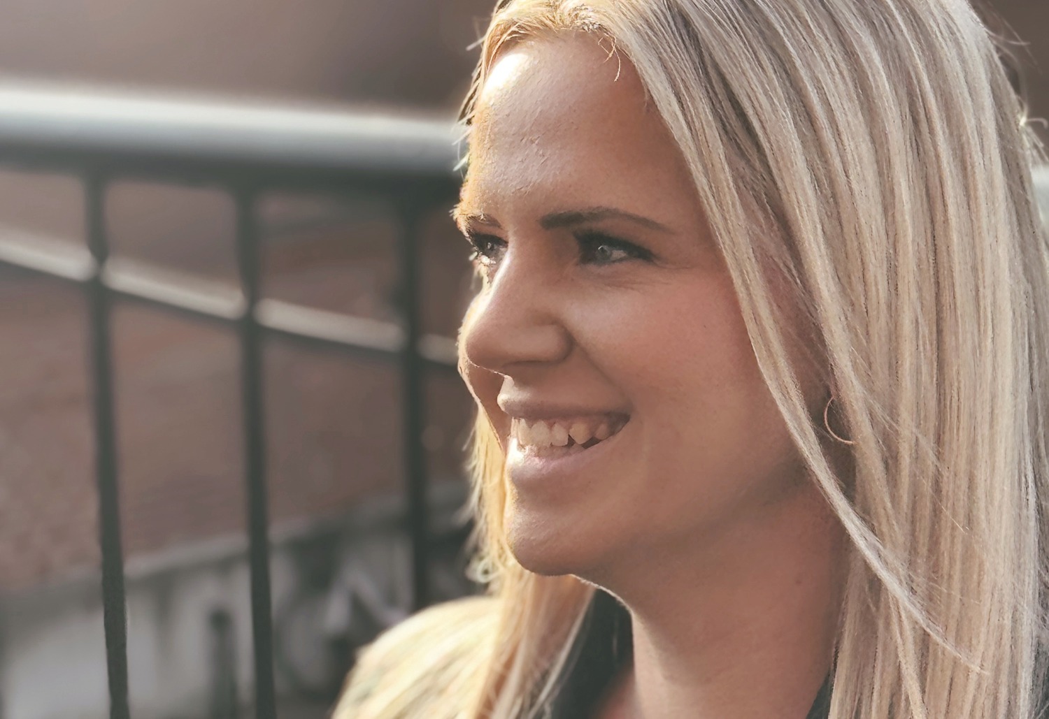 Emmie Andjelic Ekholm, kund och konceptansvarig, står på en takterass i kvarteret Trikåfabriken