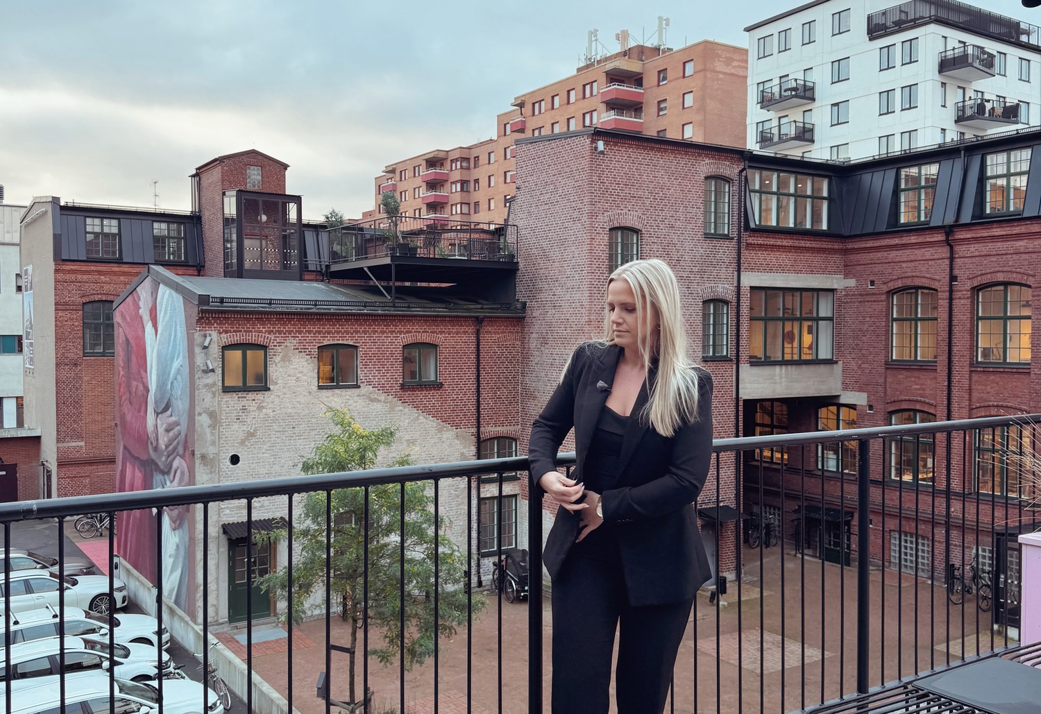 Emmie Andjelic Ekholm, kund och konceptansvarig, står på en takterass i kvarteret Trikåfabriken