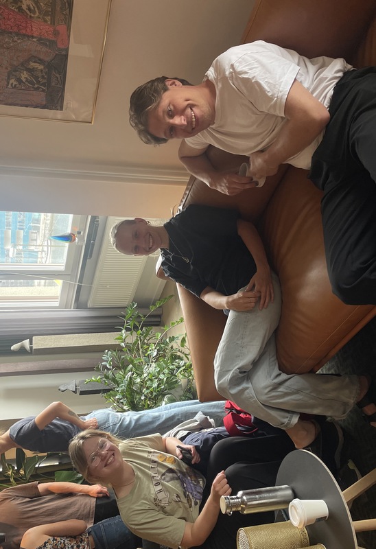 tre personer kollar in i kameran och ler