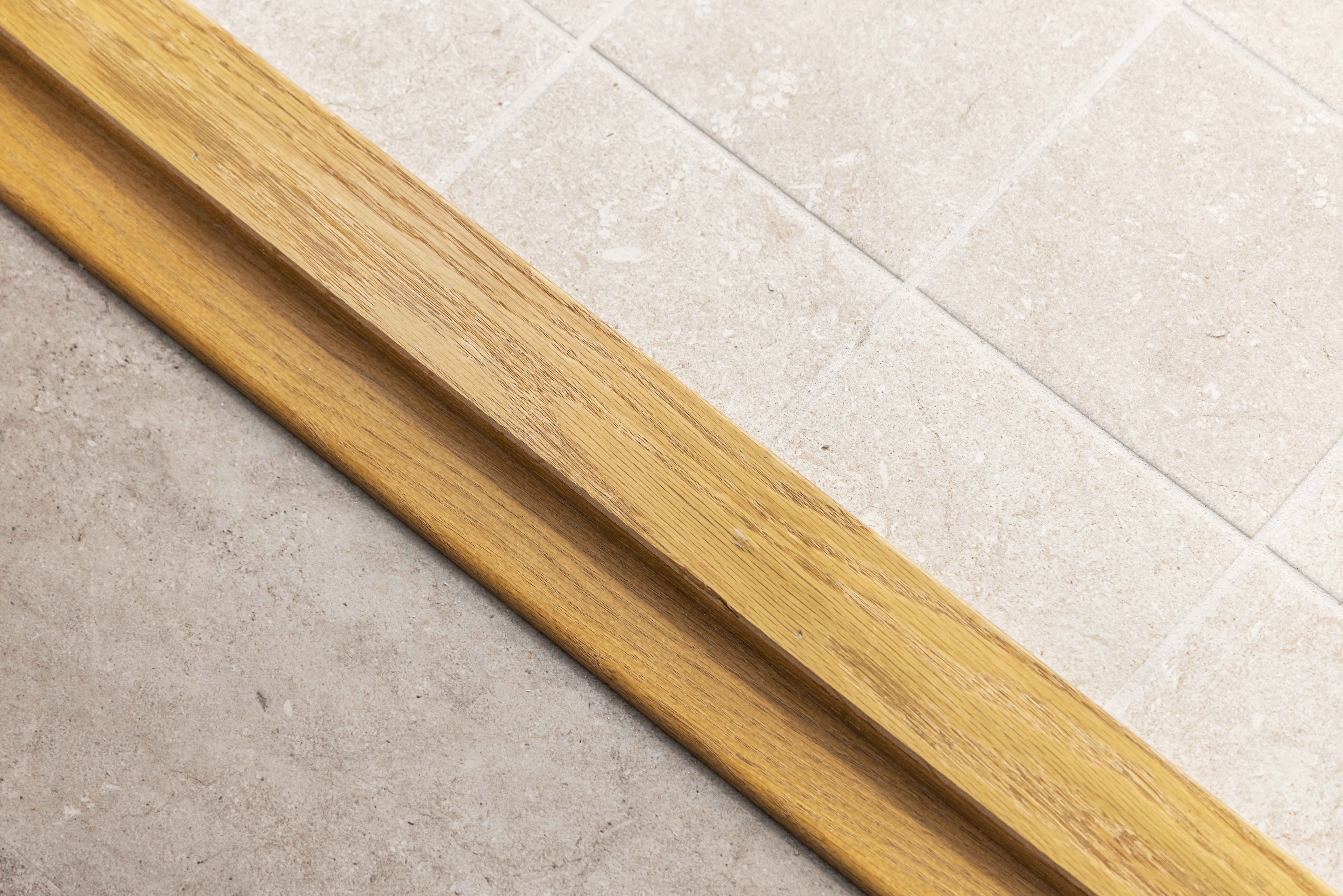 Detaljbild från en plusrenoverad lägenhet med fokus på klinker i hall och badrum