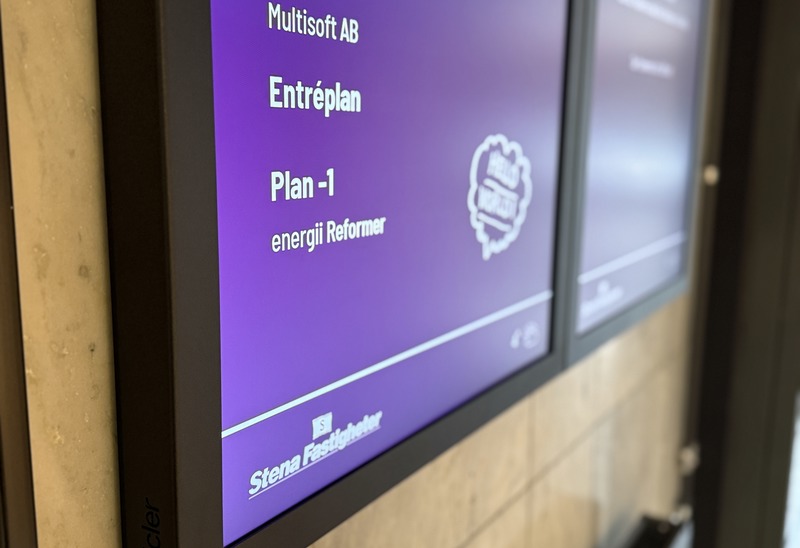 En digital porttavla som visar vilka hyresgäster som sitter i fastigheten. Fokuset är på energii reformer som ligger på plan -1.
