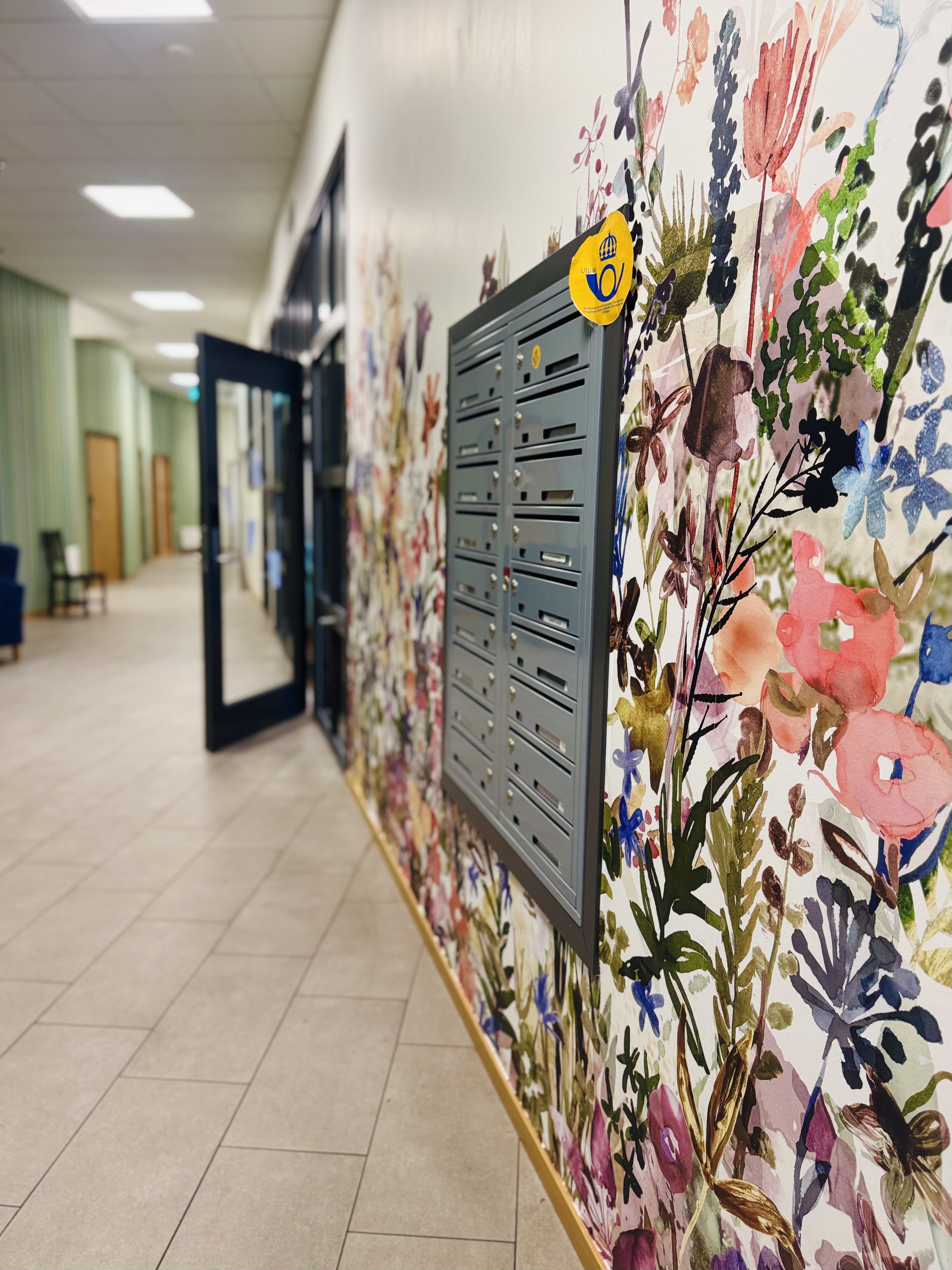 Färgglad tapet i äldreboende