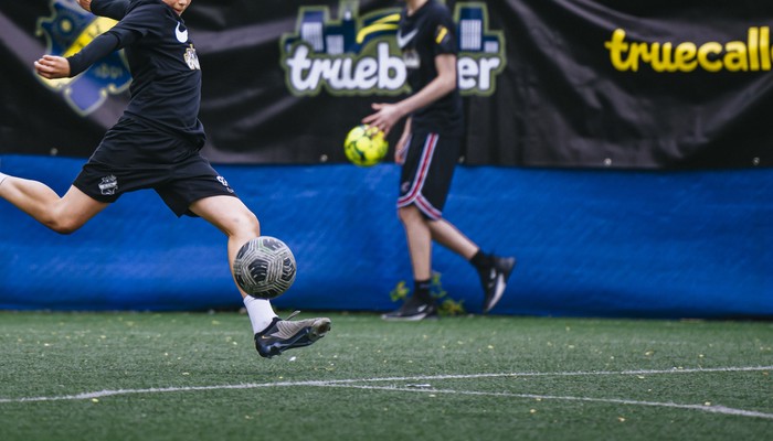 Bild på ungdomar som spelar fotboll i AIK