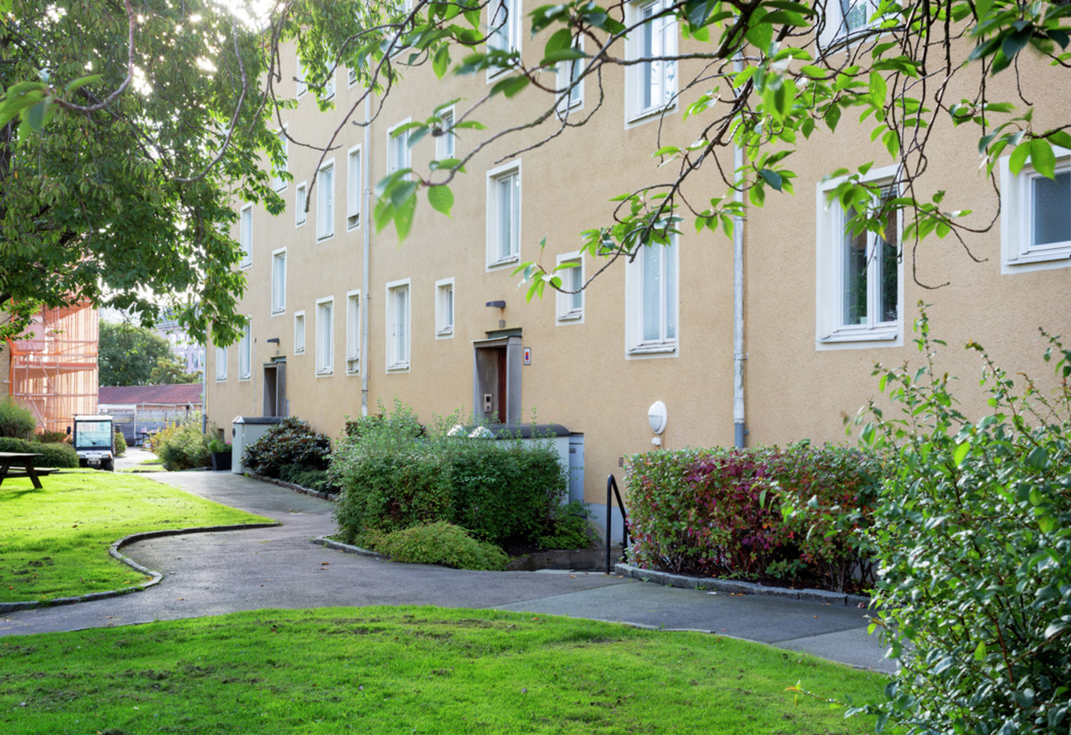 Bild på fastighet med gul fasad