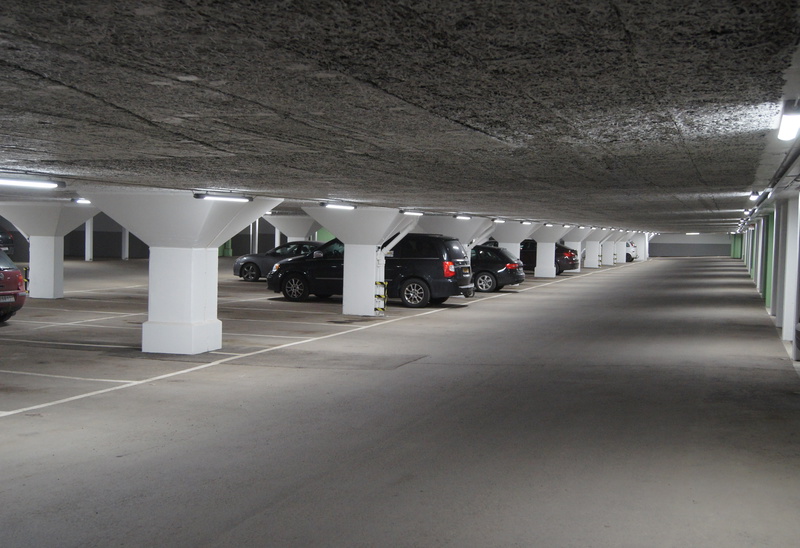 Bild på ett garage med ett fåtal bilar ståendes.