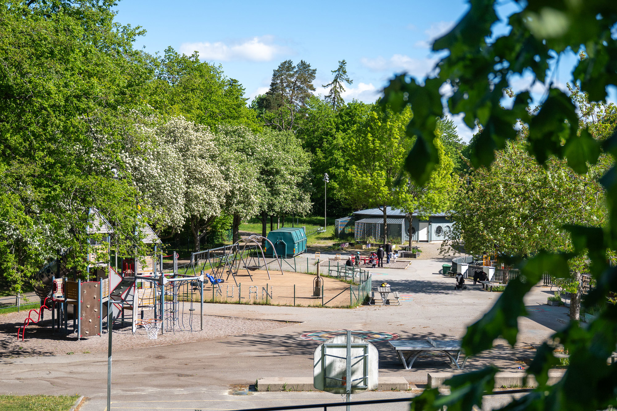 Stor lekplats med lek för bollsport, klätterställningar etc. 