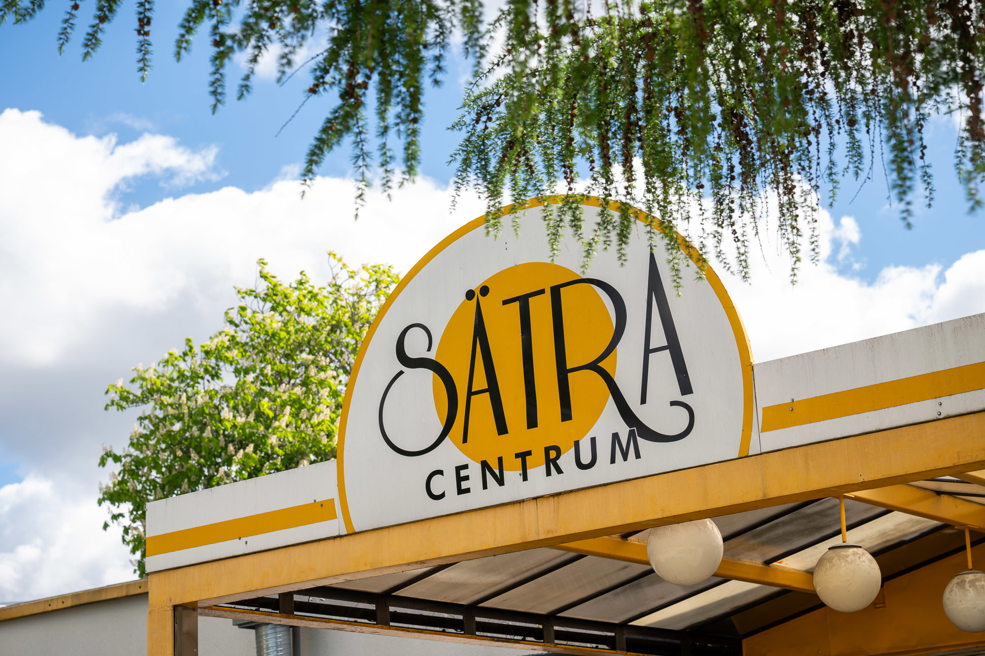 Sätra Centrums entreskylt. 