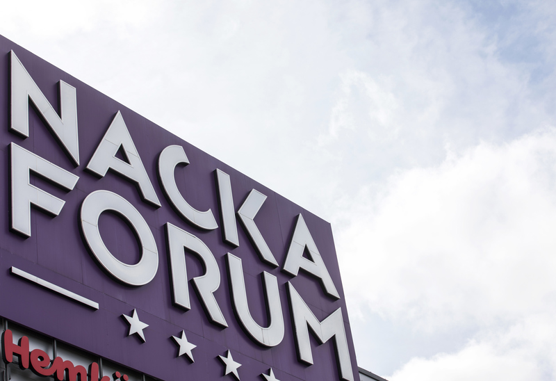 Foto om en skylt för Nacka Forum som är ett köpcentrum i Nacka.