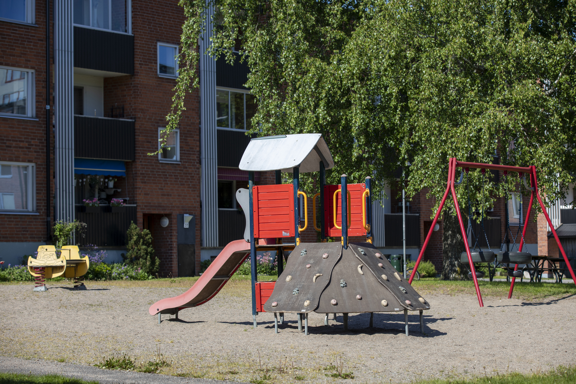 Lekplats med klättervägg och rutschelkana.