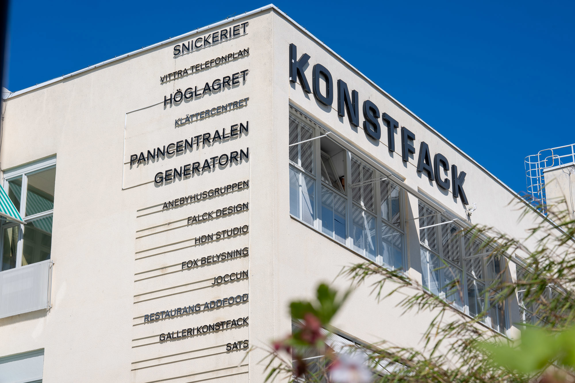 Gavel på vit byggnad med skylten Konstfack