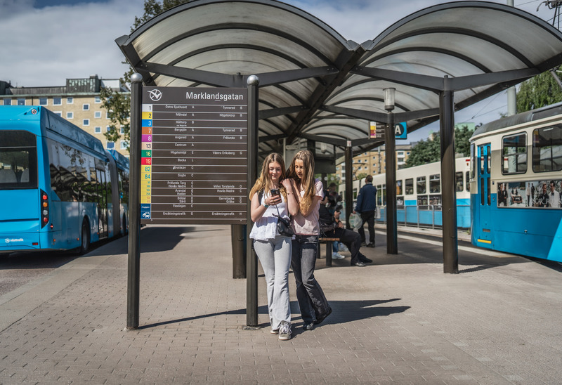 Bild på två tjejer på knutpunkten Marklandsgatan