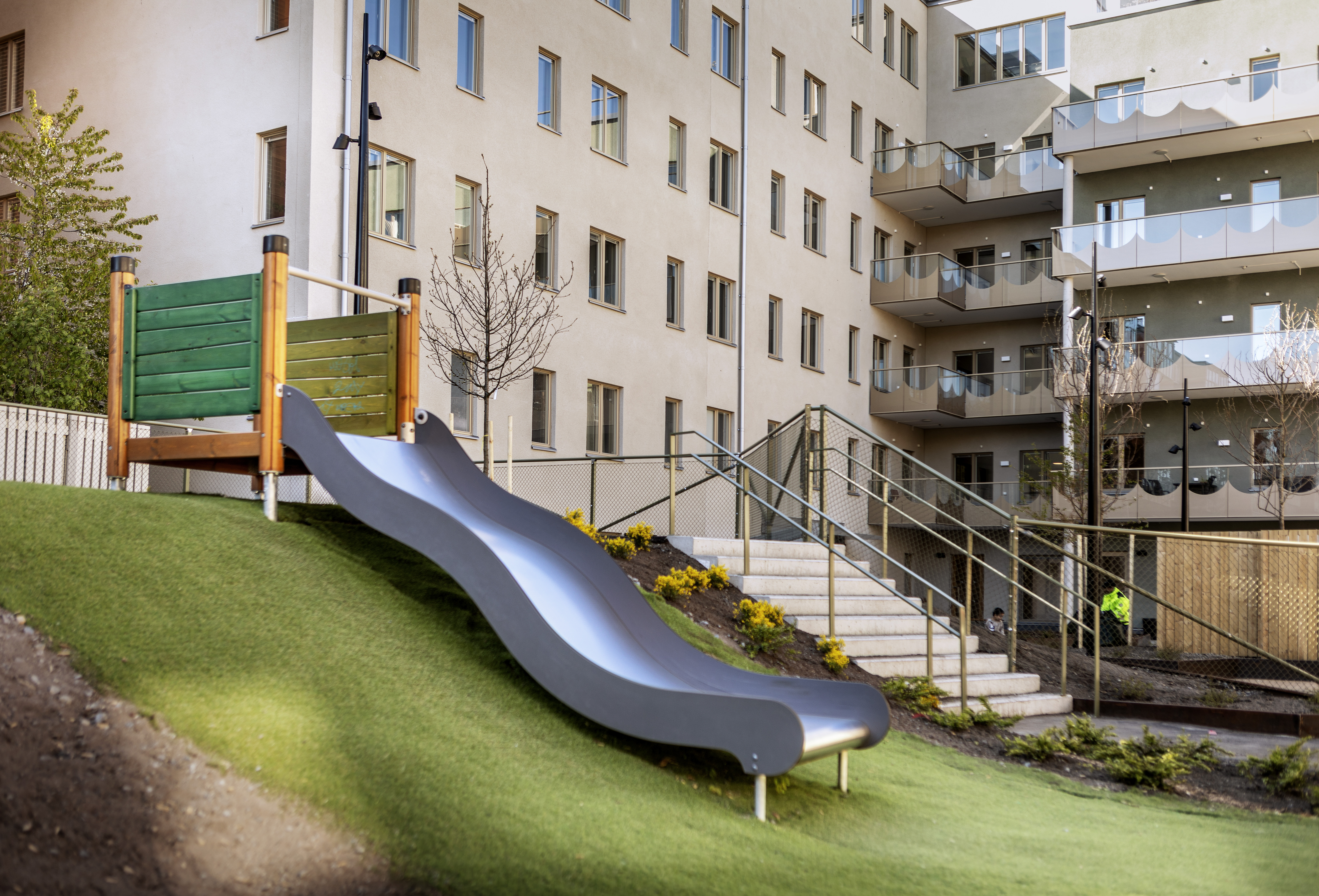 Detaljbild från gården med fokus på rutschkanan