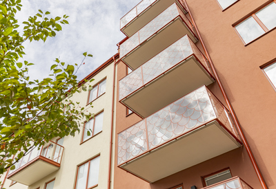 Exteriör detaljbild på Sjölyckans balkonger och fasad