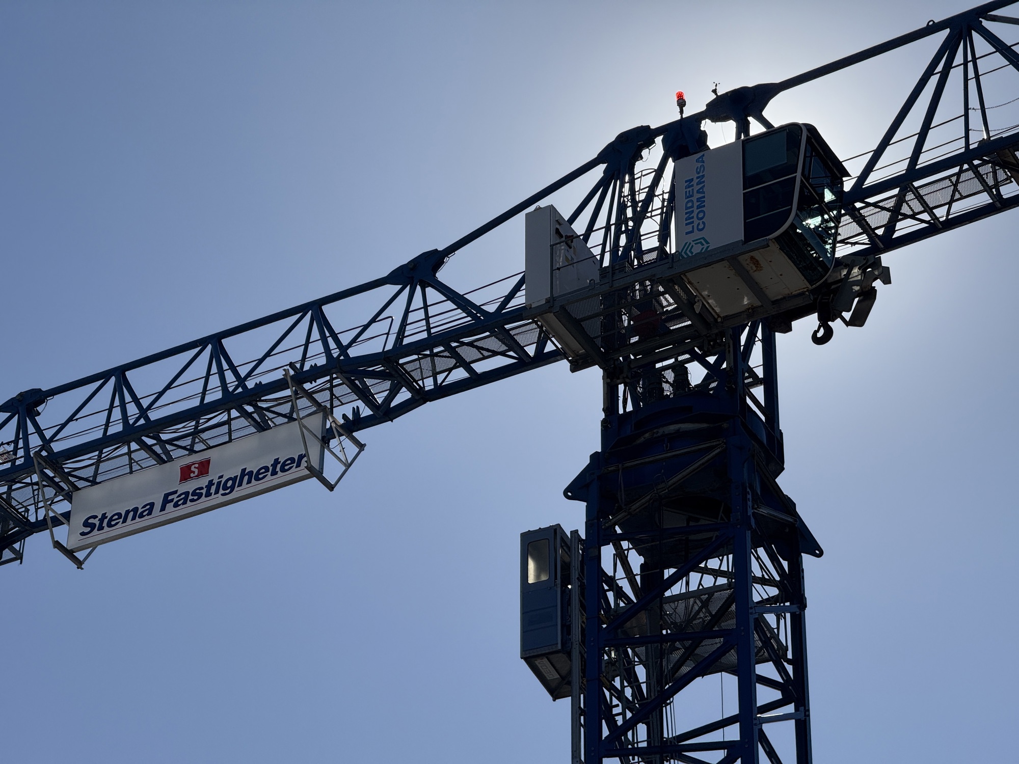 Bild på en byggkran med Stena Fastigheters logotype på