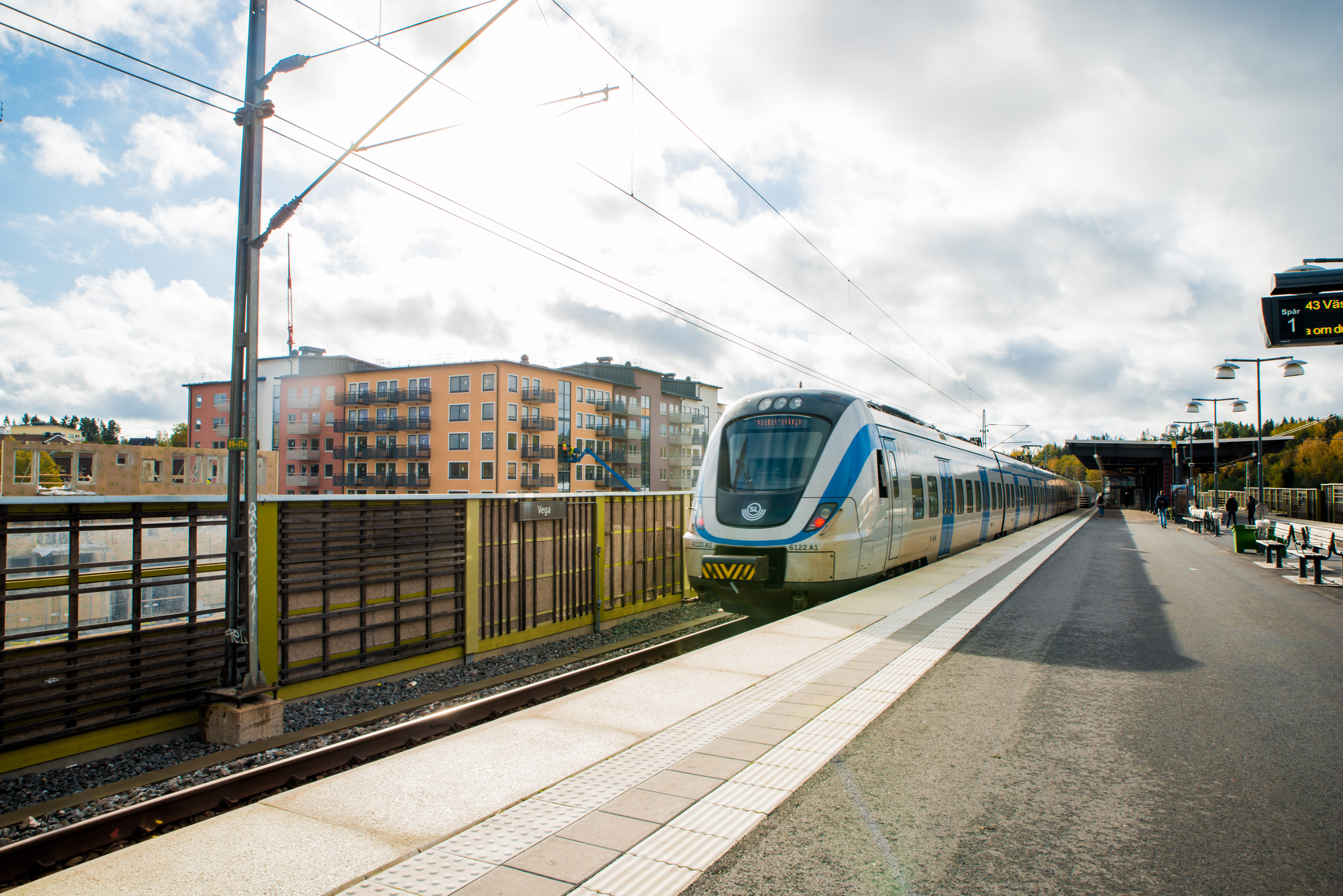 Bild på pendeltåg som kommer in till Vega station