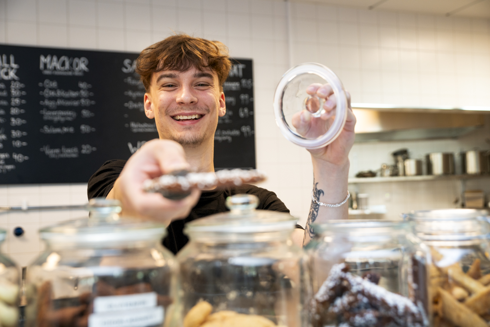 Bild på man i bageri som ger en kaka