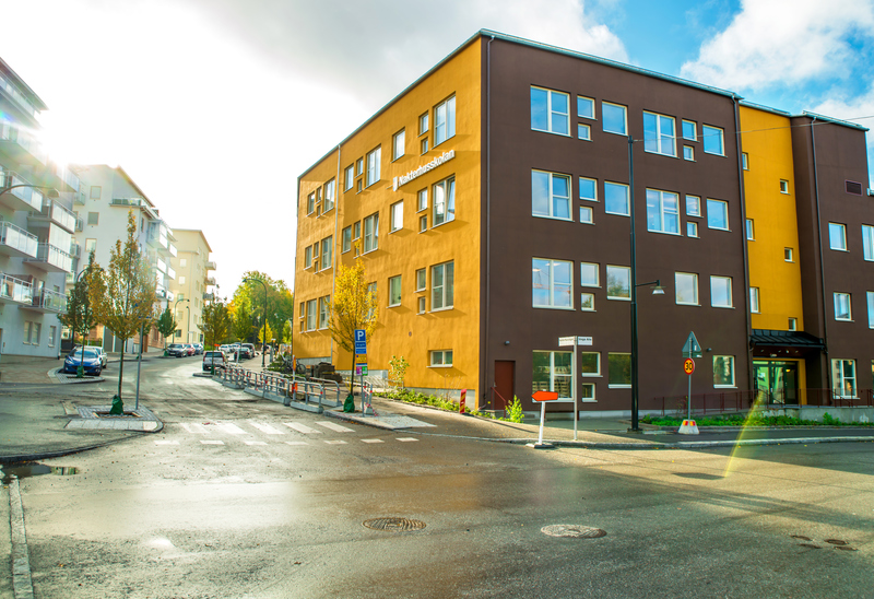 Skola i Vega, fasaden är gul och brun. 